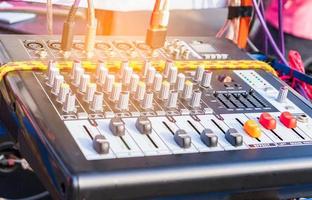 ljudkontrollpanel för öppning på festivaler för underhållning och ljudkontakter foto