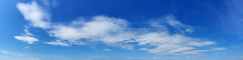panoramahimmel med moln på en solig dag. vackert cirrusmoln.