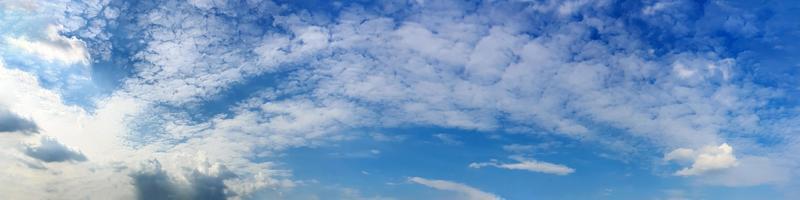 panoramahimmel med moln på en solig dag. vackert cirrusmoln.