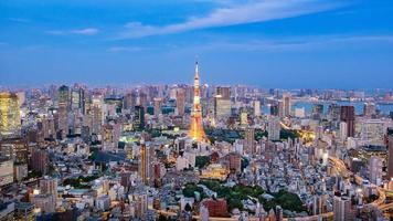 stadsbilden i Tokyo skyline, panorama flyg skyskrapor syn på kontorsbyggnad och centrum i Tokyo på kvällen.