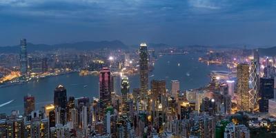färgrik utsikt över Hongkongs horisont på skymningstiden sett från Victoria peak.