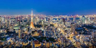 stadsbilden i Tokyo skyline, panorama flyg skyskrapor syn på kontorsbyggnad och centrum i Tokyo på kvällen. foto