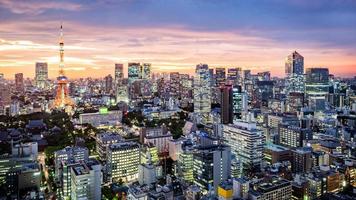stadsbilden i Tokyo skyline, panorama flyg skyskrapor syn på kontorsbyggnad och centrum i Tokyo på kvällen. foto
