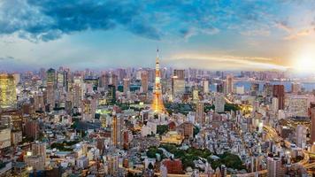 stadsbilden i tokyo skyline panorama skyskrapor Flygfoto över kontorsbyggnad och centrum i tokyo på kvällen foto