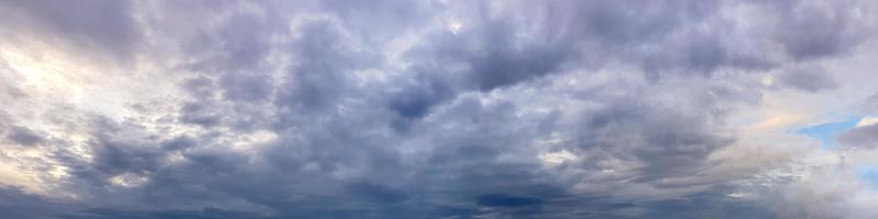 dramatisk panoramahimmel med stormmoln en molnig dag foto