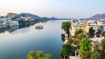 udaipur stad vid sjön pichola på morgonen, rajasthan, indien. foto