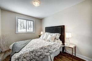 modernt lyxigt kanadensiskt hus iscensatt möblerat renoverat foto