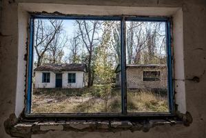 sikt från fönstret i ett övergett övergett hus i Ukraina