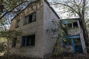 gammalt övergett byhus i Ukraina foto