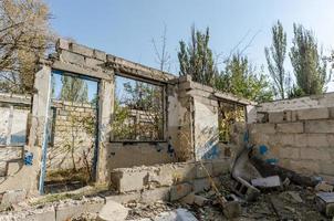 fördärvar av ett gammalt övergett byhus i Ukraina foto