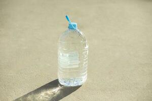 flaska av vatten. tömma burk. plast vatten tank. foto