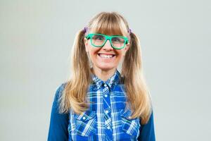 porträtt av en Lycklig kvinna med grön glasögon foto