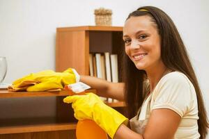 en kvinna rengöring de hus foto