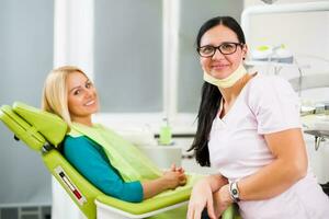 en kvinna på de tandläkare foto