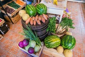friska frukt och grönsaker i matvaror affär foto