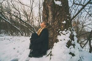 ledsen ung blond kvinna på de skog foto
