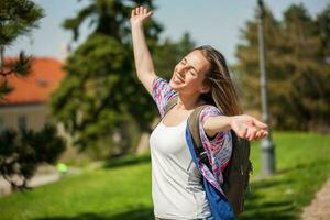 ung turist kvinna på de parkera foto