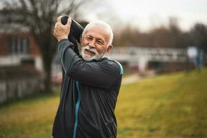 en senior man håller på med fysisk övningar foto