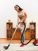en kvinna rengöring de hus foto