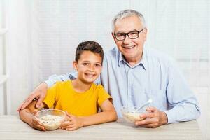 en farfar utgifterna tid med hans barnbarn foto
