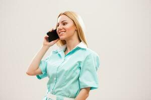 porträtt av en sjuksköterska med telefon foto