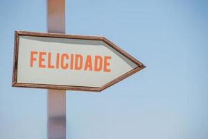 skylt med ordet lycka skrivet på portugisiska i Rio de Janeiro