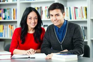 studenter i biblioteket foto