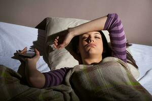 en ung kvinna vilar i de säng foto