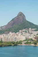 två broder kulle sett från Rodrigo de Freitas lagun i Rio de Janeiro foto