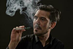 en man rökning ett elektronisk cigarett foto