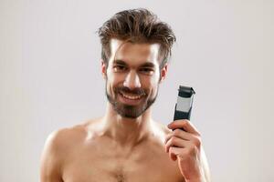 en man grooming hans skägg foto