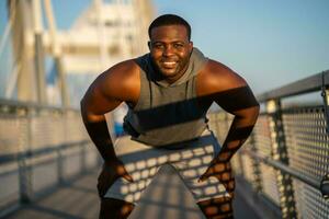 ett afrikansk amerikan man håller på med fysisk övningar foto