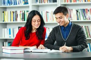 studenter i biblioteket foto