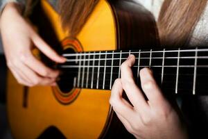 spelar ett akustisk gitarr foto