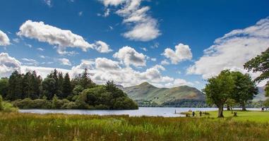 idyllisk scen av sjön derwent vatten, sjöområde, cumbria, Storbritannien foto