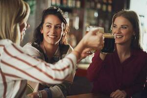 vänner har roligt på de bar foto