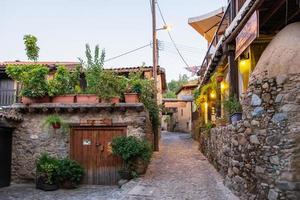 pittoreska smala gator i den gamla kakopetriabyn i Troodosbergen i Cypern foto