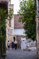 människor som promenerar i de pittoreska smala gatorna i gamla kakopetria i Troodosbergen Cypern med en flicka som går i fjärran foto