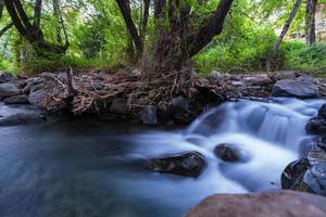rent vattenström med jämnt flöde över stenig terräng i kakopetriaskogen i troodos cypern foto