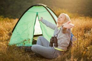 en senior kvinna camping foto