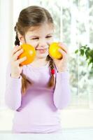 liten flicka med frukt för hälsa och wellness begrepp foto