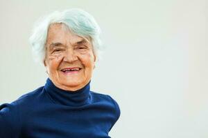 porträtt av en äldre kvinna foto