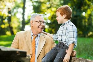 en farfar och hans brorson utgifterna tid tillsammans utomhus foto