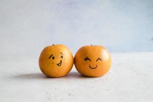 mandariner med roliga ansikten foto