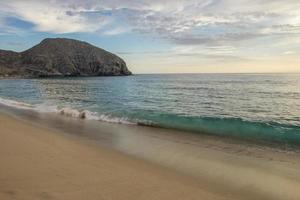 punta lobos todos santos baja california sur mexico solnedgång på stranden med berg i bakgrunden och vågorna bryter på stranden foto