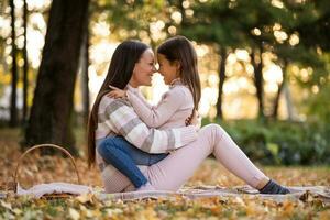 mor och dotter utgifterna tid utomhus foto