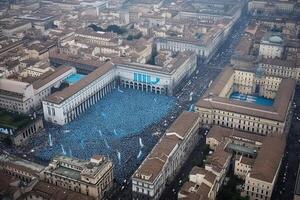 antenn se av napoli stad efter vinnande mästerskapsfotboll fotboll klubb, scudetto fira team, fläktar folkmassan av supportrar illustration generativ ai foto