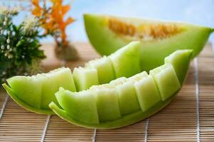 cantaloupmelon thai skiva frukt för hälsa grön cantaloupmelon thailand, cantaloupmelon melon på trä- tallrik foto