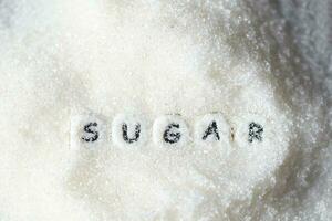 högen av socker på bakgrund, vit socker för mat och sötsaker efterrätt godis högen av ljuv socker kristallin granulerad foto