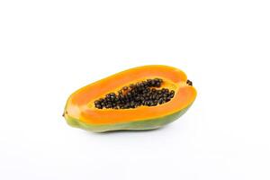 färsk skivad papaya frukt isolerat på vit bakgrund. ai genererad foto